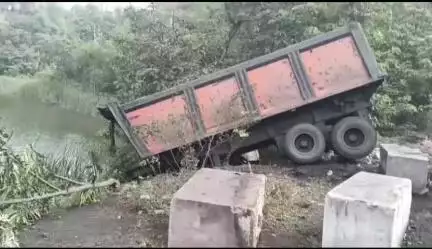 सिंगरौली: मुड़वानी डैम के पास अनियंत्रित ट्रेलर पेड़ से टकराया, चालक बाल-बाल बचा