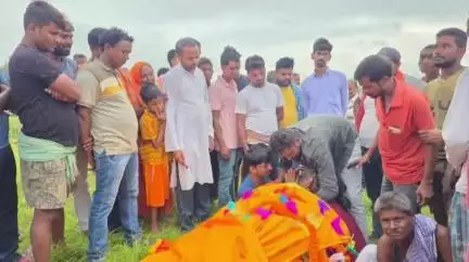 कस्बा: सीमा बैसा गांव में समाज सेवी विनोद सिंह का शव पहुंचते ही गांव में छाया मातम