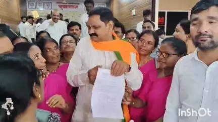 राळेगाव: थकित मानधन मिळण्याकरिता तालुक्यातील आशा सेविकांचे आदिवासी विकास मंत्री अशोक उईके यांना निवेदन