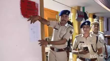 नारदीगंज: फतेहपुर में थाना प्रभारी प्रभा कुमारी ने कोर्ट के आदेश पर आरोपित के घर लगाया इश्तिहार