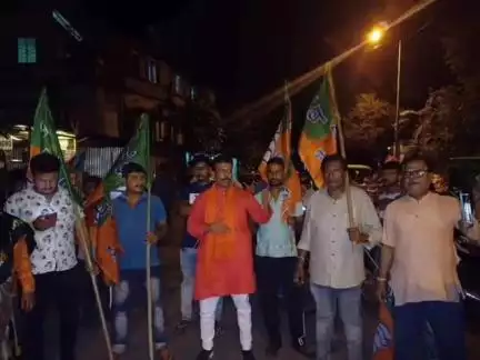 উলুবেড়িয়া ১: উলুবেরিয়ার মনসাতলা তে পথ অবরোধ অভিক্ষক কর্মসূচি হাওড়া গ্রামীণ জেলা বিজেপির পক্ষ থেকে উপস্থিত সভাপতি