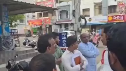 యోగ స్థలాన్ని పరిశీలించిన కాకినాడ అర్బన్ తాసిల్దార్ జితేంద్ర