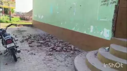 संभल: कल्कि धाम एचौड़ा कम्बोह के नजदीक दस कदम दूरी पर मस्जिद कमेटी के लोग खुद अपने हाथों से तोड़ने लगे पुरानी मीरबाली मस्जिद