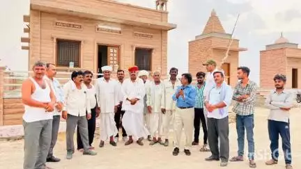 खींवसर: खींवसर विधायक ने कांटिया गांव स्थित जोगी बाबा मंदिर में ग्रामीणों से की मुलाकात