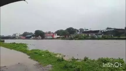 निफाड: ओझर येथे बाणगंगेच्या पुराच्या पाण्यात युवक वाहून गेला, आपत्ती व्यवस्थापन पथकाकडून उशिरापर्यंत शोधकार्य