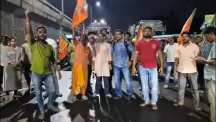 ব্যারাকপুর ২: বিজেপির রাজ্য সভাপতি তথা কেন্দ্রীয় প্রতিমন্ত্রী ডঃ সুকান্ত মজুমদারের উপর হামলার ঘটনার প্রতিবাদে ব্যারাকপুরে পথ অবরোধ বি