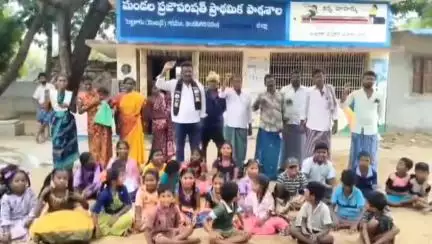 వెంకటగిరి మండలంలో పాఠశాలల విలీనం పేరుతో తమ పిల్లలు విద్యకు దూరమవుతున్నారంటూ తల్లిదండ్రులు ఆందోళన #localissue