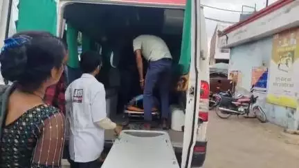 महोबा: प्रेमनगर के पास चार पहिया वाहन की टक्कर से बाइक सवार गंभीर रूप से घायल, जिला अस्पताल में उपचार जारी