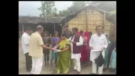 सुपौल: कांग्रेस नेता मिन्नत रहमानी ने स्कूली बच्चों के बीच कॉपी, कलम और किताब का वितरण किया