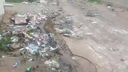 गुमला: *दो दिनों की लगातार बारिश के बाद खड़िया पाड़ा मोहल्ले का जनजीवन हुआ अस्त-व्यस्त, गंदगी का लगा अंबार#jansamasya