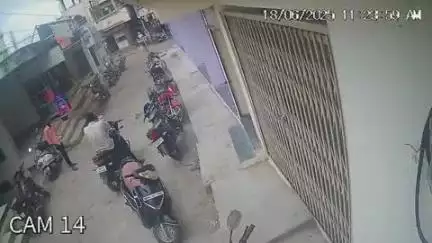 मुखेड: मुदखेड: मुखेड येथे अज्ञात 2 चोरट्यांनी साडेसात लाख रुपये गाडीच्या डिक्कीतून पळवलेत घटना सीसीटीव्ही कॅमेऱ्यात कैद व्हिडिओ व्हायरल