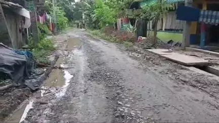 দেগঙ্গা: দেগঙ্গার গিলেবেরিয়া থেকে কালিতলা বাজার পর্যন্ত আড়াই কিলোমিটার বেহাল রাস্তা সংস্কারের দাবি গ্রামবাসীদের #jansamasya