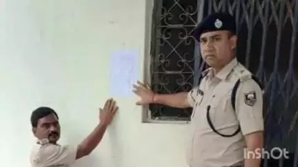 चौथम: चौथम पुलिस ने हत्याकांड के फरार आरोपियों के घर पर इश्तिहार चिपकाया
