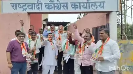 जळगाव: राष्ट्रवादी शरद पवार पक्षातर्फे आकाशवाणी चौकात राष्ट्रवादी कार्यालयात शासनाच्या जीआरची होळी करण्यात आली