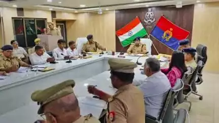 खलीलाबाद: एसपी ने अपराध एवं अपराधियों पर प्रभावी अंकुश लगाने को लेकर रिज़र्व पुलिस लाइन सभागार में की बैठक