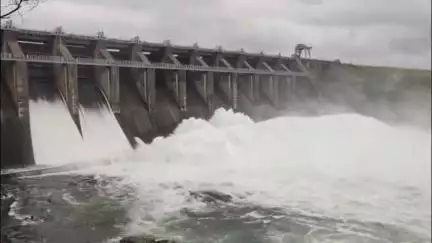 निरसा/चिरकुंडा: लगातार बारिश के बाद निरसा के मैथन डैम का फाटक खुला, सैलानियों की उमड़ी भीड़