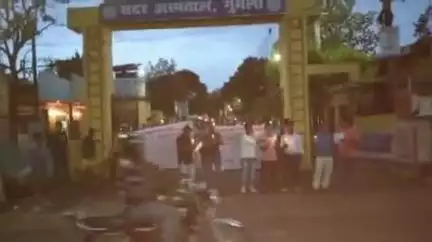 गुमला: 6 सूत्री मांगों को लेकर एंबुलेंस कर्मी संघ का कैंडल मार्च, समाहरणालय के सामने धरना प्रदर्शन