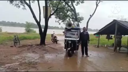 ঝাড়গ্রাম: টানা বৃষ্টির জেরে বাড়লো ঝাড়গ্রামের কংসাবতী নদীর জলের স্রোত,কংসাবতী নদীর জল বাড়তে পুলিশের পক্ষ থেকে চলছে সতর্কবার্তা