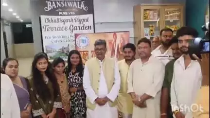 बिलासपुर: शहर में नेता प्रतिपक्ष चरणदास महंत ने कांग्रेसी कार्यकर्ताओं और पदाधिकारियों के साथ फूले मूवी देखी, मीडिया से की चर्चा