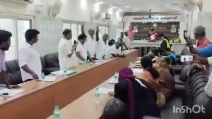 அரக்கோணம்: நகர மன்ற கூட்டத்தில் அதிமுக-திமுக உறுப்பினர் இடையே கடும் வாக்குவாதம்