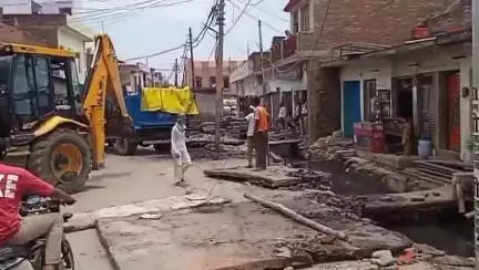जालौन: जालौन नगर में अवैध कब्जाधारियों पर हुई कानूनी कार्रवाई, प्रशासन ने जेसीबी से हटवाया कब्जा