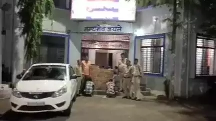 गढ़ाकोटा: दमोह सागर रोड पर अंग्रेजी शराब से भरी कार पकड़ी गई, दो आरोपी गिरफ्तार