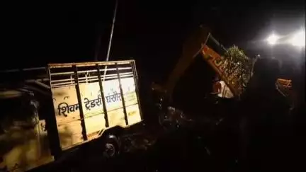 चांद: बाड़ी वाड़ा में तेज रफ्तार पिकअप वाहन नाली में घुसा, तीन लोग मामूली रूप से घायल