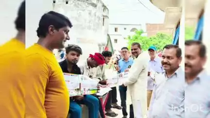 #narendramodi जी के सरकार के 11 साल की उपलब्धियों का पत्रक वितरण।
#11YearsOfSeva
 #11YearsOfSushasan