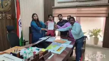 कासगंज: स्थानीय निकाय सफाई मजदूर संघ ने अपनी मांगों को लेकर कलेक्ट्रेट में डीएम को सौंपा ज्ञापन