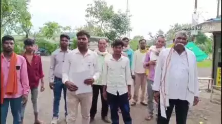 अमरवाड़ा: ग्राम धाधरा में शासकीय कर्मचारियों द्वारा 15-20 एकड़ शासकीय भूमि पर अवैध कब्जा, ग्रामीणों ने दिया ज्ञापन