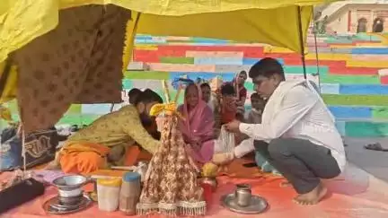 होशंगाबाद नगर: सेठानी घाट पर आषाढ़ कृष्ण अष्टमी पर श्रद्धालुओं ने मां नर्मदा की पूजा-अर्चना कर कथा कराई