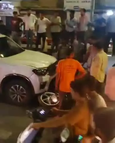 बाड़मेर: बाड़मेर रेलवे स्टेशन और ब्रिज के ऊपर बाइक और कार की भिंडत, युवक हुआ घायल
