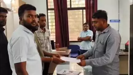 સંજેલી: સંજેલીમાં સરકારી શિક્ષક ચૂંટણી વિવાદમાં ઘેરાયા,તાલુકા પંચાયત કચેરી ખાતે કરાઈ ગ્રામજનો દ્વારા રજૂઆત