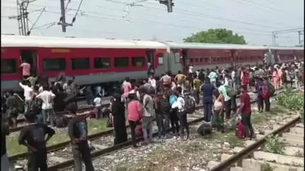 ज़मानिया: जमानिया रेलवे स्टेशन के आउटर पर नॉर्थ ईस्ट एक्सप्रेस के ब्रेक से अचानक उठा धुआं, यात्रियों में मचा अफरा-तफरी