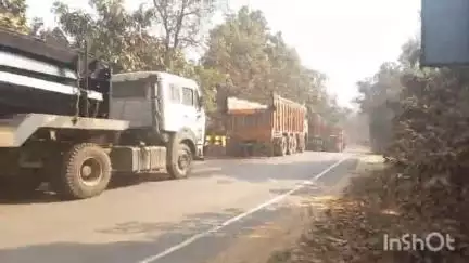 लक्ष्मीपुर: गंगटा जंगल में ट्रक में तकनीकी खराबी के कारण लगा जाम, लोग रहे परेशान