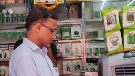 मड़ियाहू: मडियाहू सहित अन्य जगह कीटनाशक दुकानों पर छापेमारी, दो लाइसेंस निलंबित, 17 नमूने जांच के लिए भेजे गए
