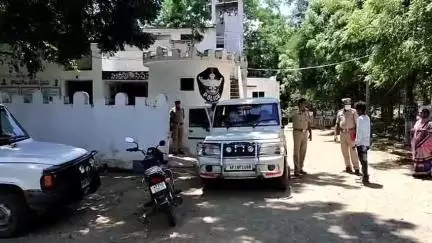 గిద్దలూరు: కొమరోలు మండలం గోపాలుని పల్లిలో బాలిక పట్ల అసభ్యకరంగా ప్రవర్తించిన వ్యక్తికి మూడేళ్లు జైలు శిక్ష