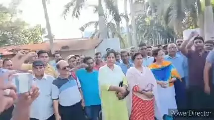 किच्छा: चीनी मिल किच्छा के मुख्य द्वार पर श्रमिकों ने वेतन रोके जाने के विरोध में किया प्रदर्शन