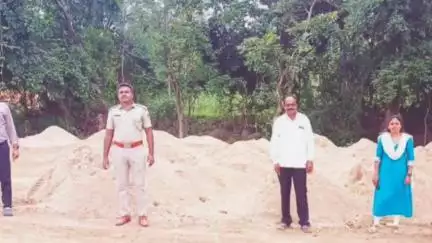 ಮದ್ದೂರು: ತಾಲ್ಲೂಕಿನ ಶಿಂಷಾ ನದಿ ಪಾತ್ರದಲ್ಲಿ ಅಕ್ರಮವಾಗಿ ಸಂಗ್ರಹಿಸಿದ್ದ 320 ಮೆಟ್ರಿಕ್ ಟನ್‌ ಮರಳು ವಶ, ಪ್ರಕರಣ ದಾಖಲು