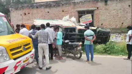 திருப்பத்தூர்: கட்டுப்பாட்டை இழந்த சரக்கு வேன் கவிழ்ந்து ஜோலார்பேட்டை போலீஸ் ஸ்டேஷன் அருகே 2 பேர் படுகாயம்