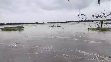 গোপীবল্লভপুর ১: দুই দফায় গালুডি ব্যারেজ থেকে জল ছাড়ায় ফুলেফেঁপে উঠছে সুর্বণরেখা নদী, সাতমার ডোমপাড়া গ্রাম পরিদর্শনে পূর্ত কর্মাধ্যক্ষ