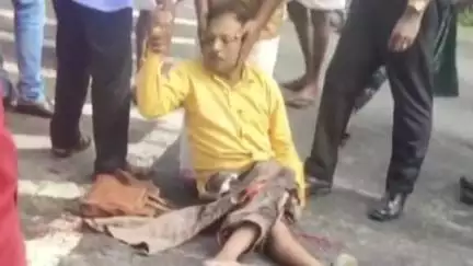പുനലൂർ: പുനലൂരിൽ കാൽനട യാത്രികന്റെ കാലിലൂടെ കെ.എസ്.ആര്‍.ടി.സി ബസിന്റെ ചക്രം കയറിയിറങ്ങി