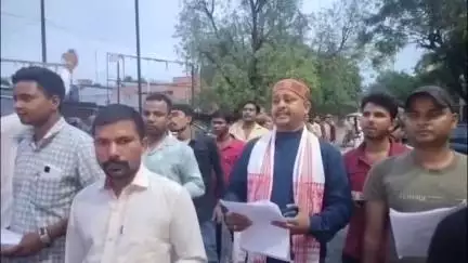 धनबाद/केंदुआडीह: मुख्यालय में 108 एंबुलेंस कर्मचारियों ने विभिन्न मांगों के लिए निकाला कैंडल मार्च