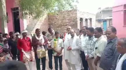 लोकसभा में नेता विपक्ष श्री राहुल गांधी जी का जन्मदिवस आज ज्यालापुर गांव में आदिवासी बस्ती में जिला कांग्रेस ने मनाया इस दौरान बच्चों से बातचीत की