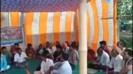 बलरामपुर: प्रखंड मुख्यालय के पास भ्रष्टाचार के खिलाफ अनिश्चितकालीन धरना प्रदर्शन