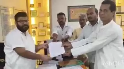 ଝରିଗାଁ: ବେଆଇନ ମଦ କରବାର ବନ୍ଦ ଦାବି ନେଇ ଜିଲ୍ଲାପାଳଙ୍କ କାର୍ଯ୍ୟଳୟରେ ତାଙ୍କୁ ଭେଟିଲେ ବରୀଗୁଡା ଗ୍ରାମବାସୀ