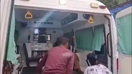 बड़वारा: मझगवा के पास खड़े ट्रक से बेकाबू ट्रक टकराया, खलासी गंभीर घायल, बड़वारा अस्पताल में भर्ती