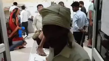 सीतापुर: बड़ा गांव के पास सड़क पर खड़े ऑटो से टकराई तेज रफ्तार बाइक, एक व्यक्ति गंभीर रूप से घायल