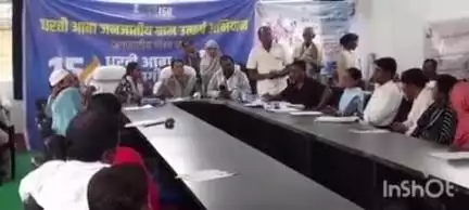 चैनपुर:बरवेनगर पंचायत भवन में धरती आबा जनजातीय ग्राम उत्कर्ष अभियान के तहत विशेष जागरूकता शिविर का किया गया आयोजन#चैनपुर