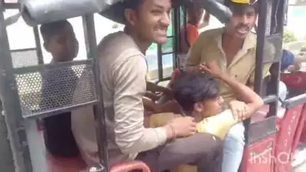 समस्तीपुर: शहर के मगस्दही घाट पर मोबाइल चोरी के आरोप में युवक पकड़ा गया, वीडियो देखें